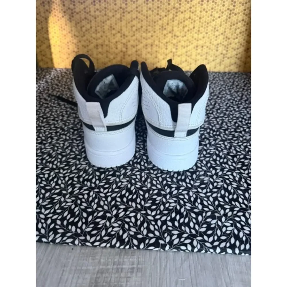 NIKE AIR JORDAN KIDS SIZE ( 11C )